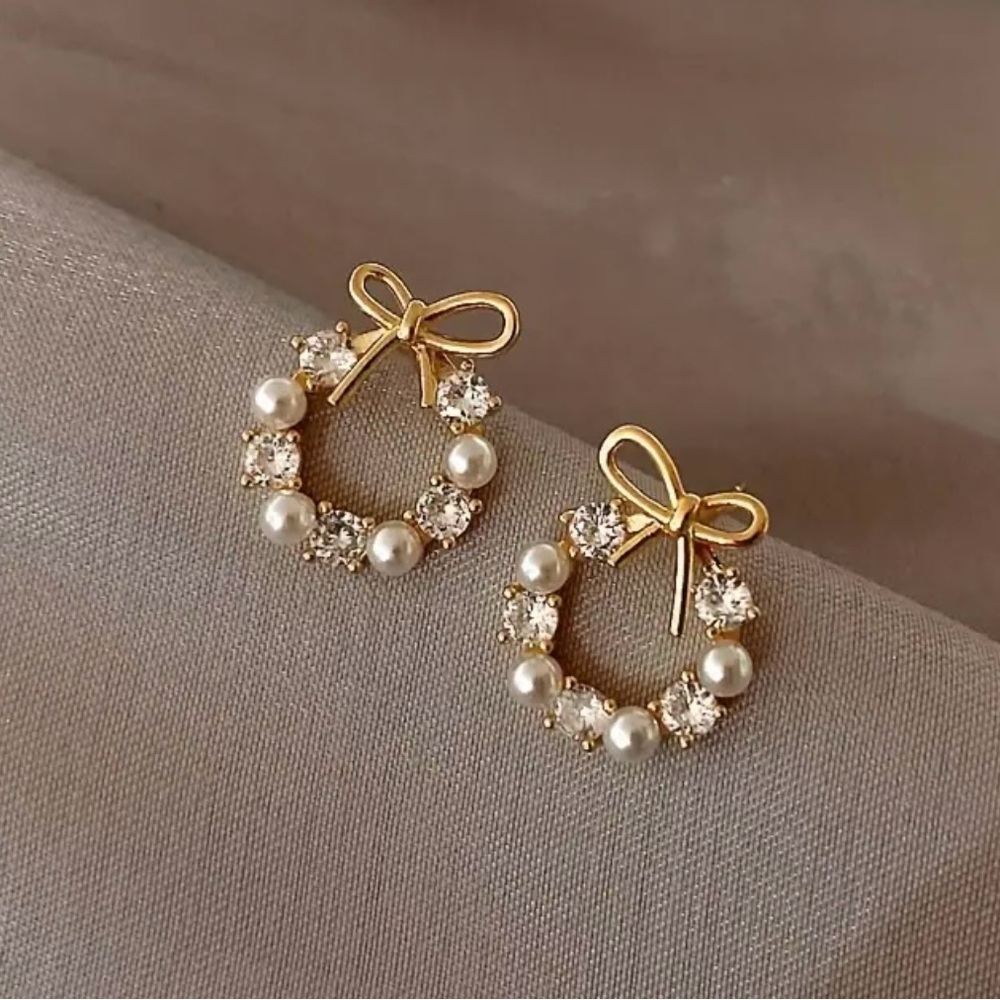 NWOT - Gold and White Circular Wreath - Stud Earrings